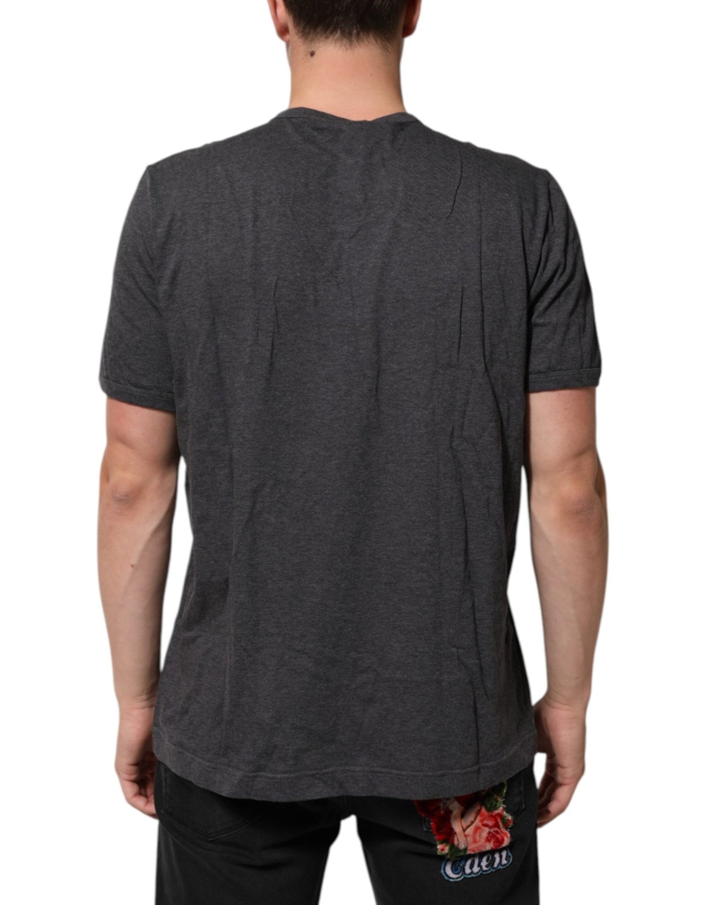 Dolce & Gabbana Grey Cotton V - Neck Logo Plaque Melange T-Shirt – IT58 | 3XL par Dolce & Gabbana | Disponible sur Sandy Store ByNet
