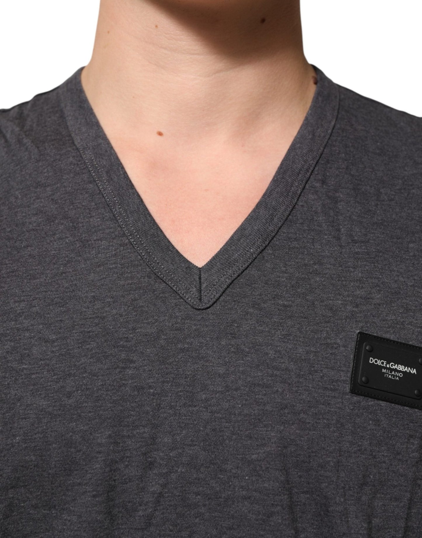 Dolce & Gabbana Grey Cotton V - Neck Logo Plaque Melange T-Shirt – IT58 | 3XL par Dolce & Gabbana | Disponible sur Sandy Store ByNet