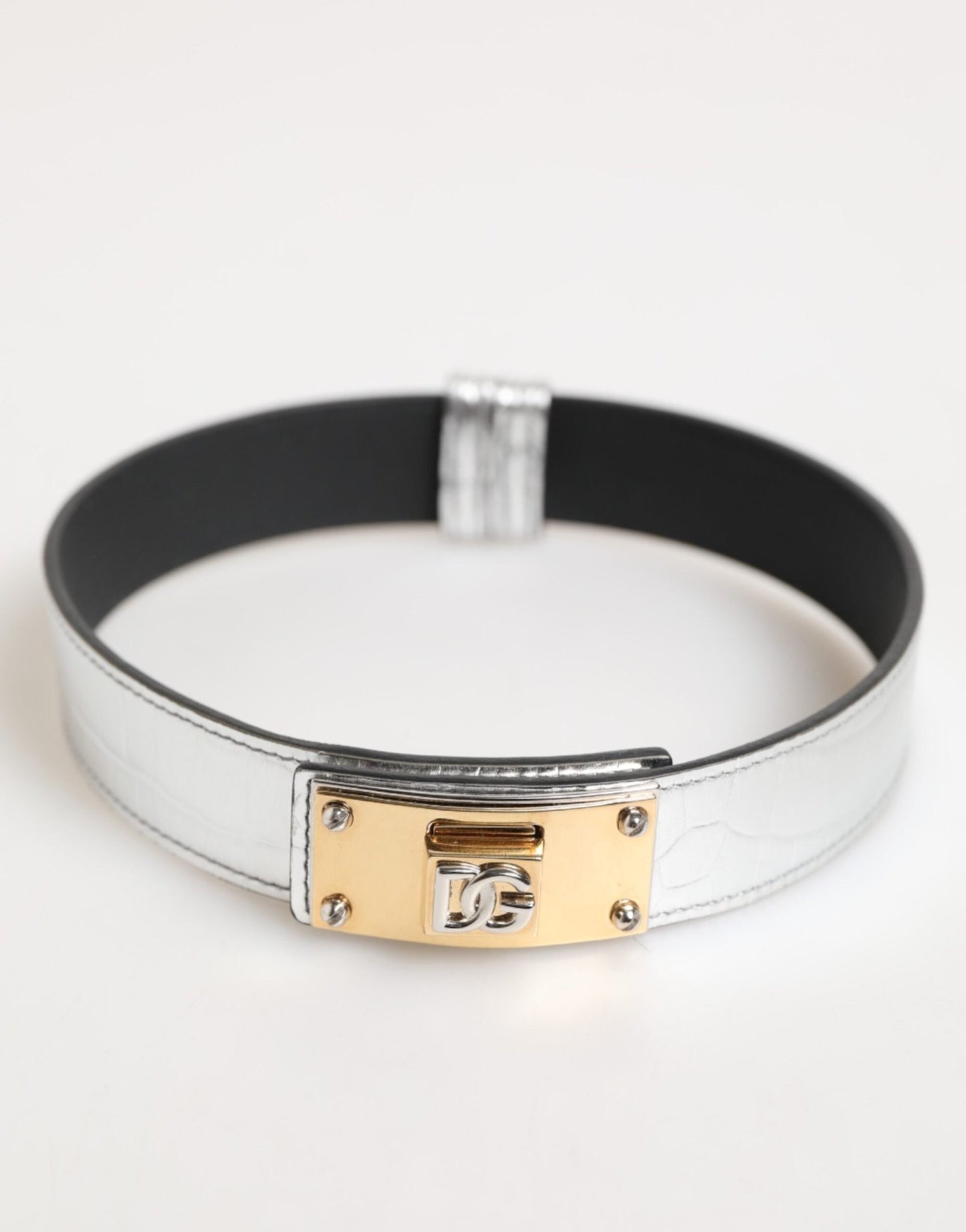 Dolce & Gabbana Silver Textured Leather Gold Tone Metal Neckband – par Dolce & Gabbana | Disponible sur Sandy Store ByNet