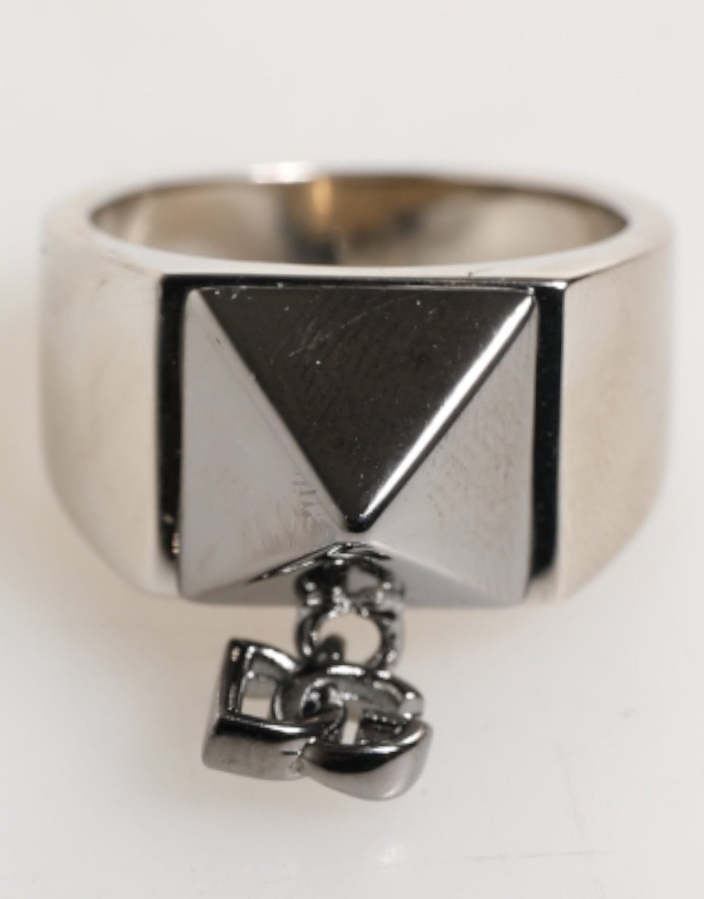 Dolce & Gabbana Silver Tone Pyramid DG Logo Real Brass Ring – EU62 | US10.5 par Dolce & Gabbana | Disponible sur Sandy Store ByNet