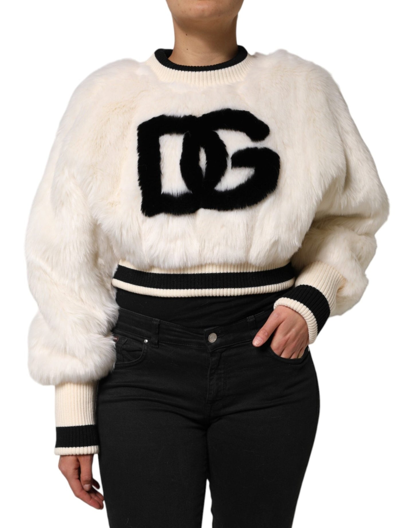 Dolce & Gabbana White Cropped Faux Fur DG Sweatshirt Sweater – IT40|S par Dolce & Gabbana | Disponible sur Sandy Store ByNet