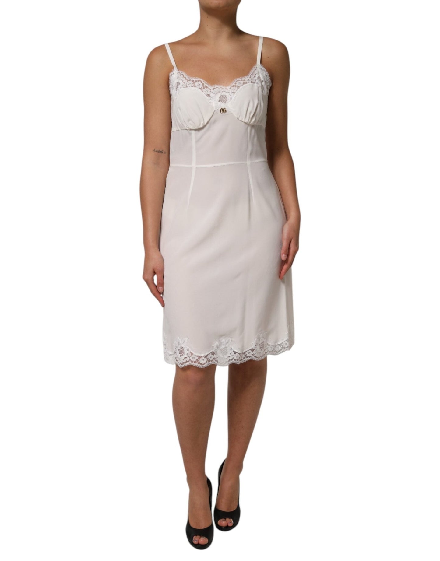 Dolce & Gabbana White Lace Gold DG Logo Silk Dress Sleepwear – IT46|XL par Dolce & Gabbana | Disponible sur Sandy Store ByNet