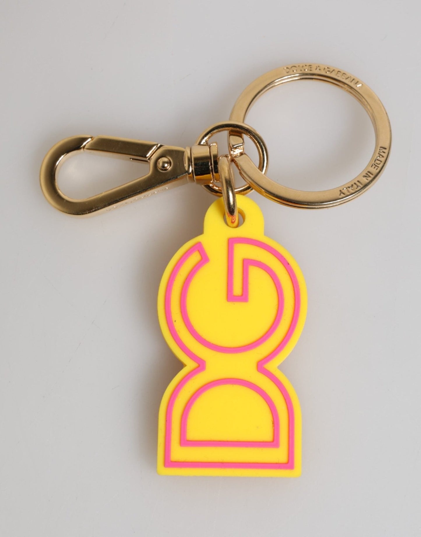 Dolce & Gabbana Yellow Rubber Gold Tone Metal DG Logo Keyring Keychain – par Dolce & Gabbana | Disponible sur Sandy Store ByNet