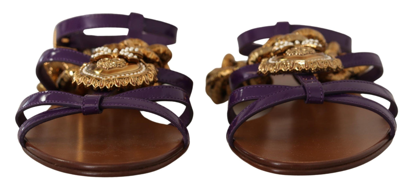 Zapatos planos tipo gladiador con cadena y corazón morado de Dolce &amp; Gabbana