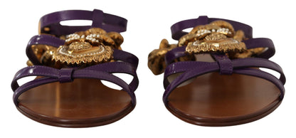 Zapatos planos tipo gladiador con cadena y corazón morado de Dolce &amp; Gabbana