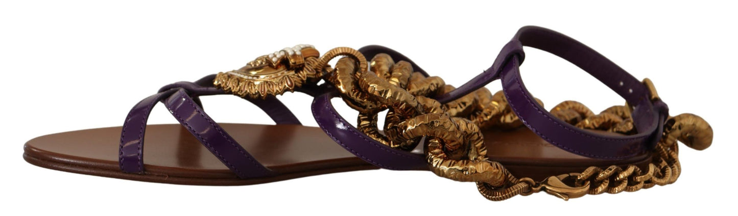 Zapatos planos tipo gladiador con cadena y corazón morado de Dolce &amp; Gabbana