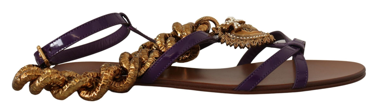 Zapatos planos tipo gladiador con cadena y corazón morado de Dolce &amp; Gabbana