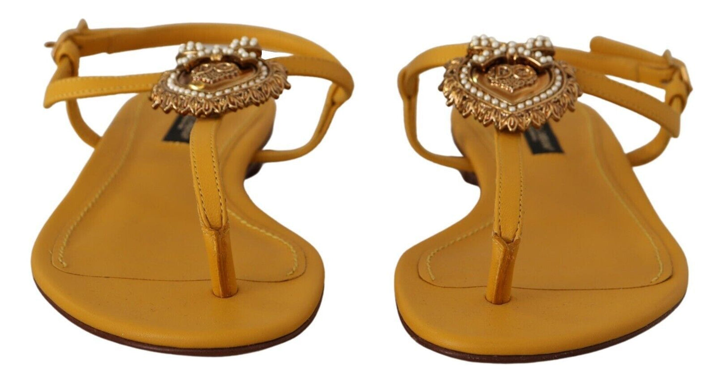 Dolce &amp; Gabbana Sandalias planas con tira en T mostaza y adorno de corazón