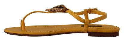 Dolce &amp; Gabbana Sandalias planas con tira en T mostaza y adorno de corazón
