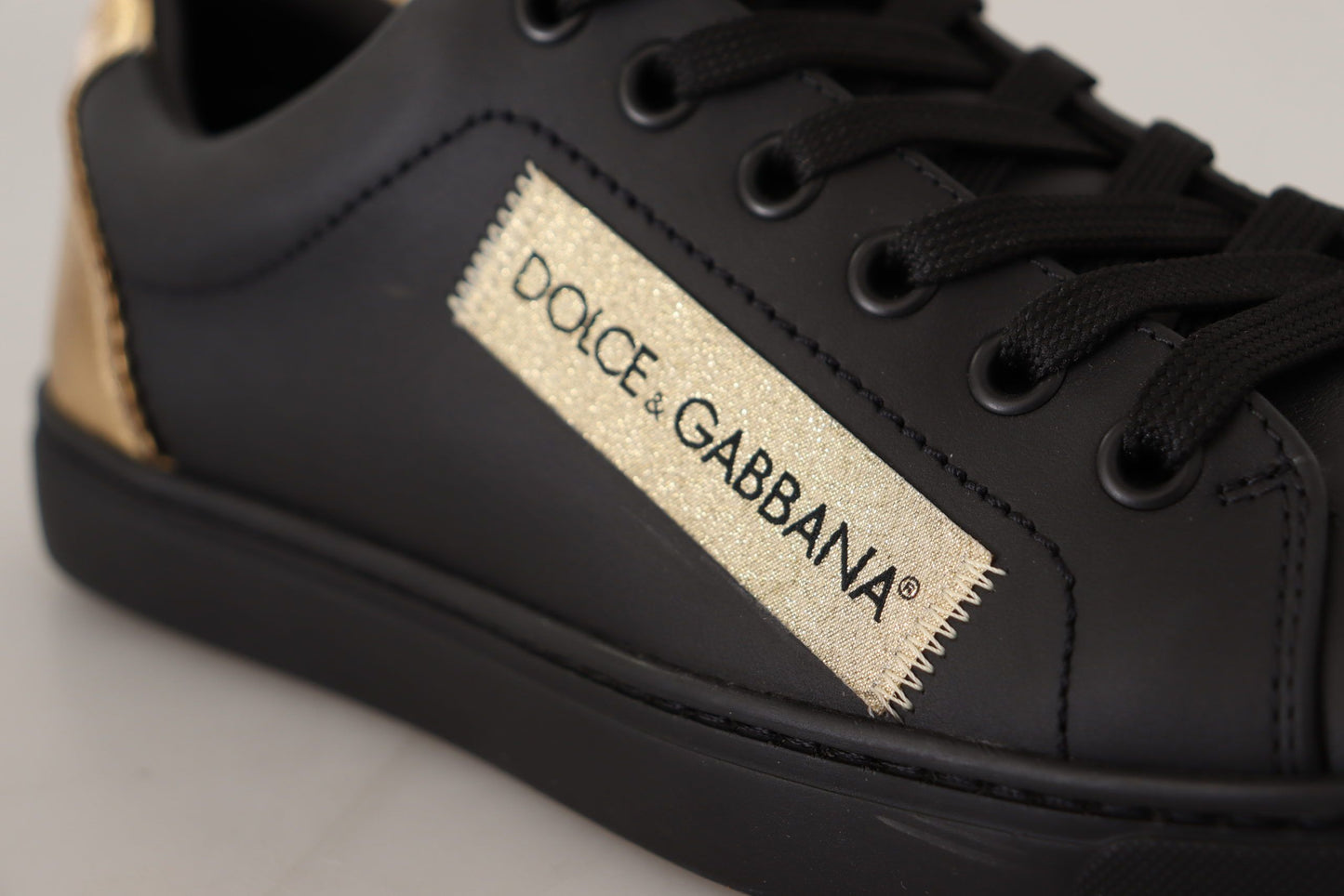 Zapatillas bajas elegantes de cuero negro y dorado de Dolce &amp; Gabbana