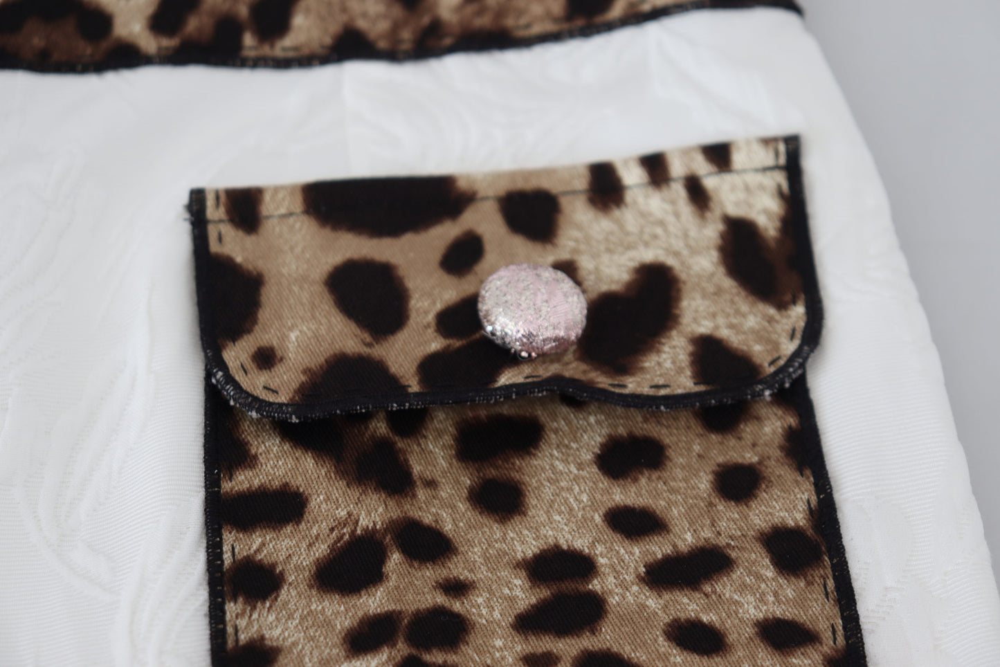 Dolce &amp; Gabbana Elegant Leopard Print Pants for Sophisticated Style