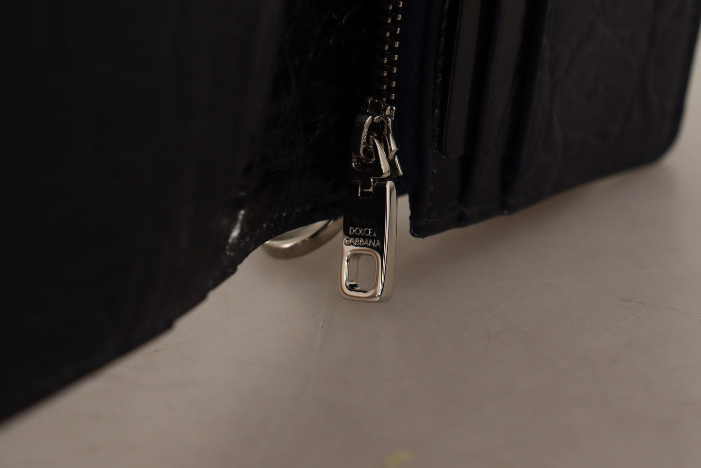 Dolce &amp; Gabbana Cartera plegable de piel exótica azul con correa
