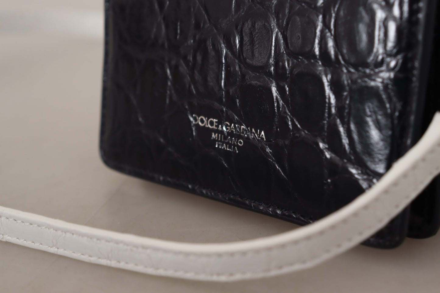 Dolce &amp; Gabbana Cartera plegable de piel exótica azul con correa