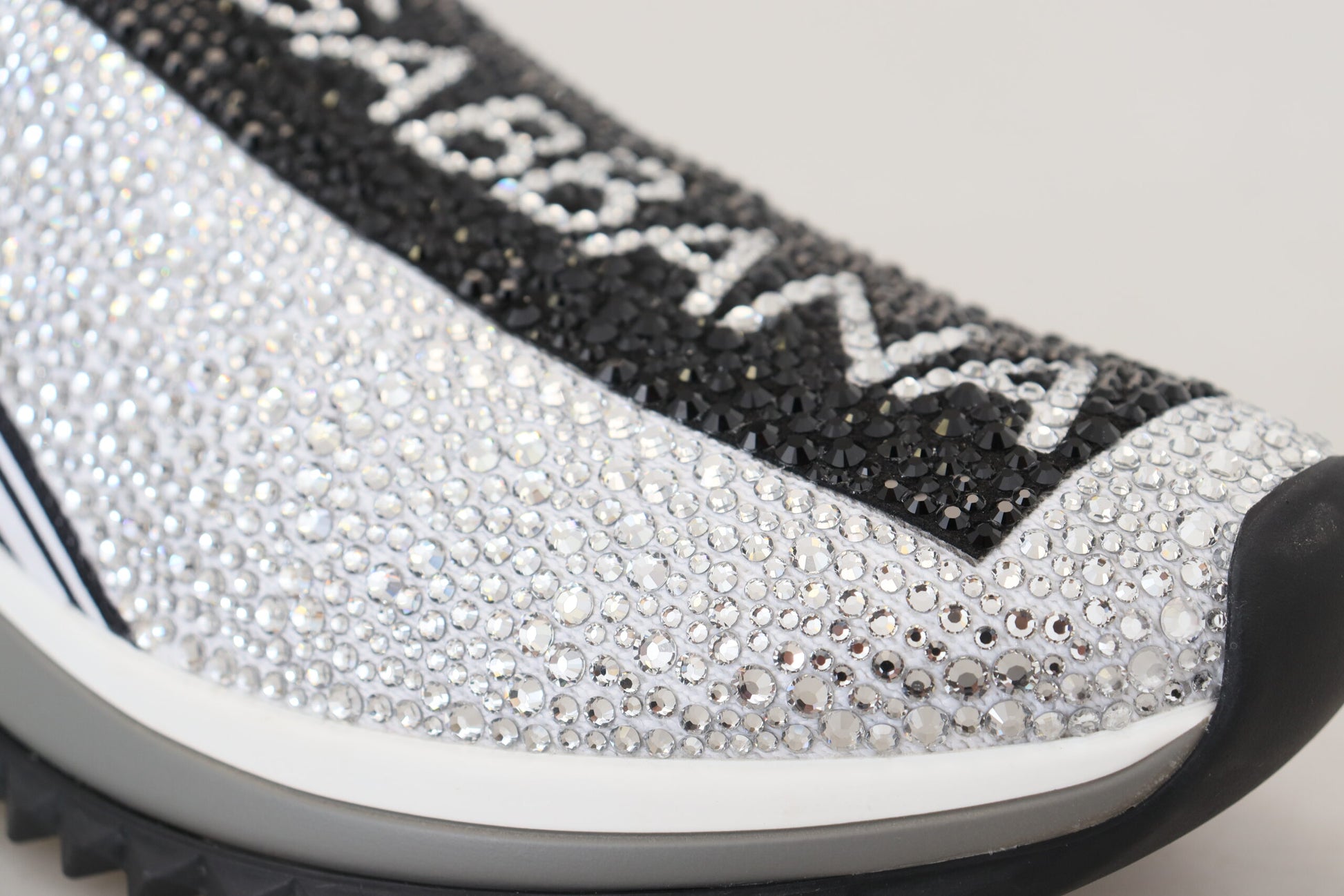 Dolce & Gabbana Sparkling Silver Rhinestone Sneakers – EU37.5/US7 par Dolce & Gabbana | Disponible sur Sandy Store ByNet