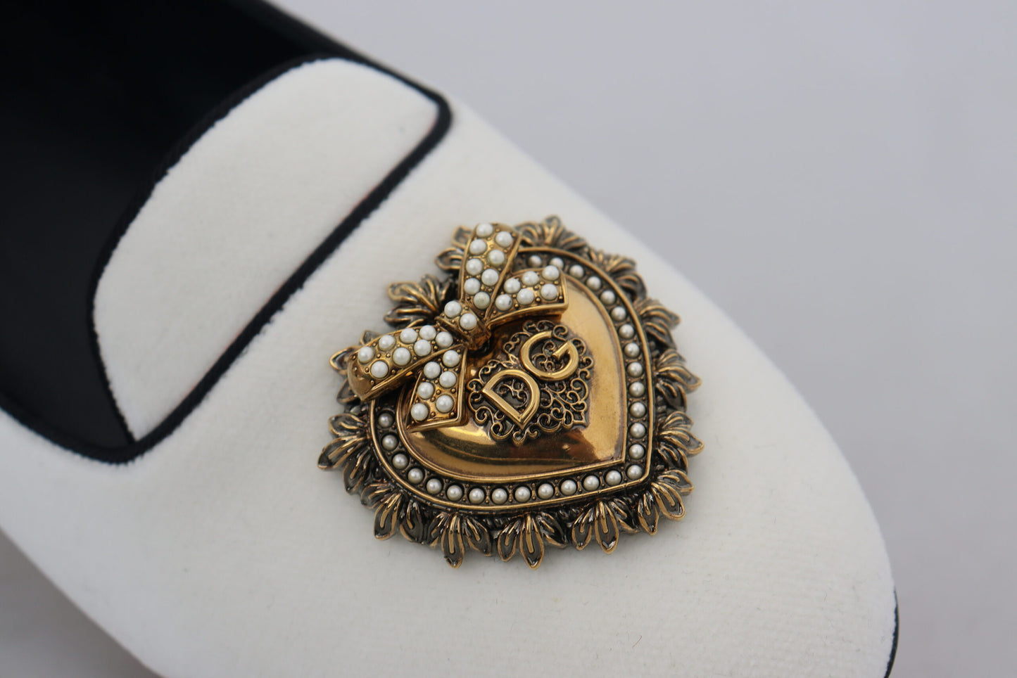 Dolce &amp; Gabbana Elegantes mocasines de terciopelo blanco con detalle de corazón dorado