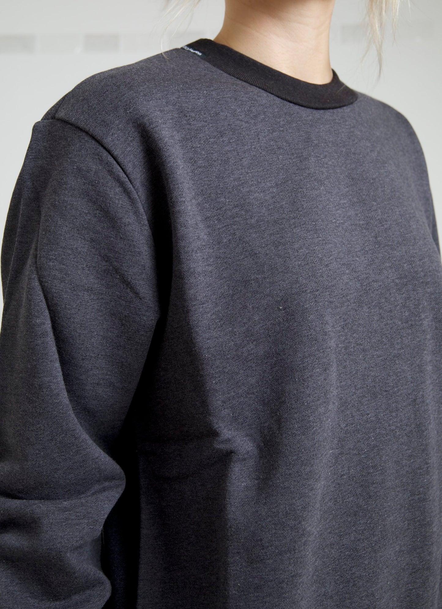 Dolce &amp; Gabbana Elegante suéter con cuello redondo gris oscuro