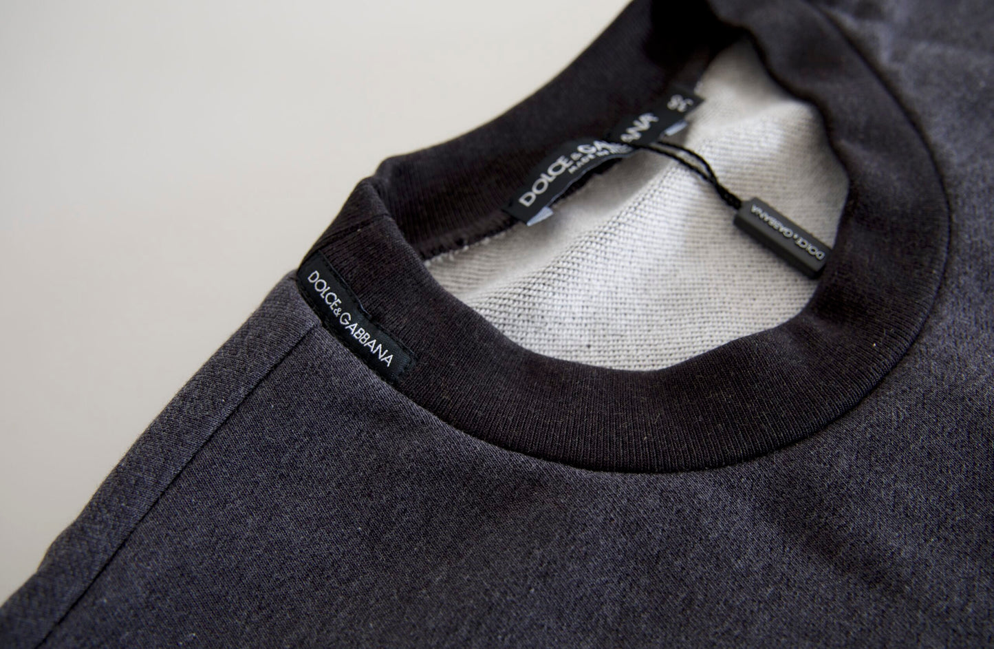 Dolce &amp; Gabbana Elegante suéter con cuello redondo gris oscuro