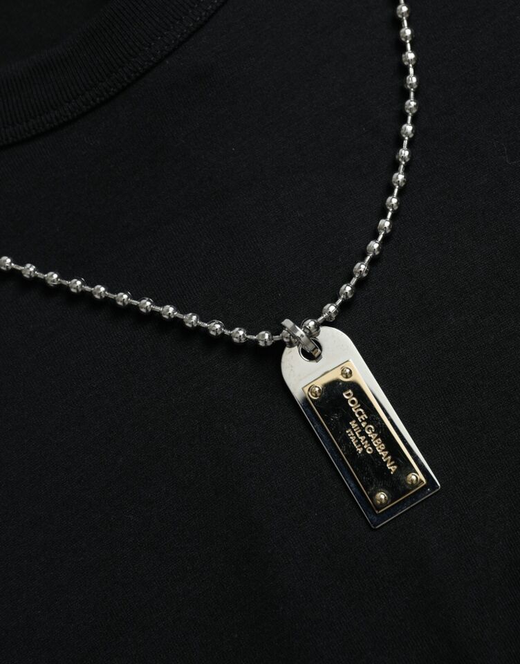 Dolce &amp; Gabbana Elegante camiseta negra de algodón con cuello redondo y detalle de placa de identificación