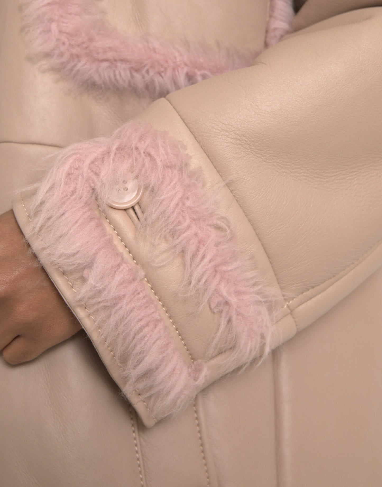 Dolce &amp; Gabbana Chaqueta tipo abrigo de piel de cordero rosa beige