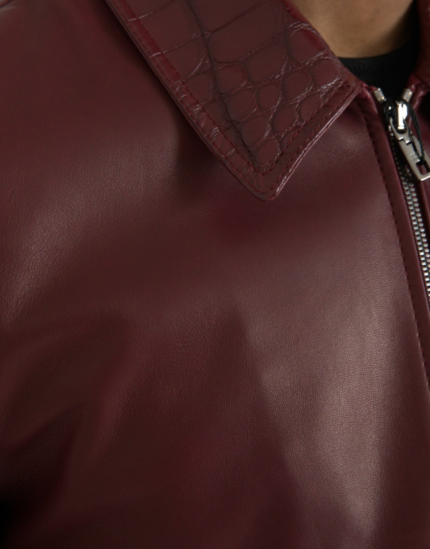 Dolce &amp; Gabbana Chaqueta motera con cremallera de cuero exótico granate