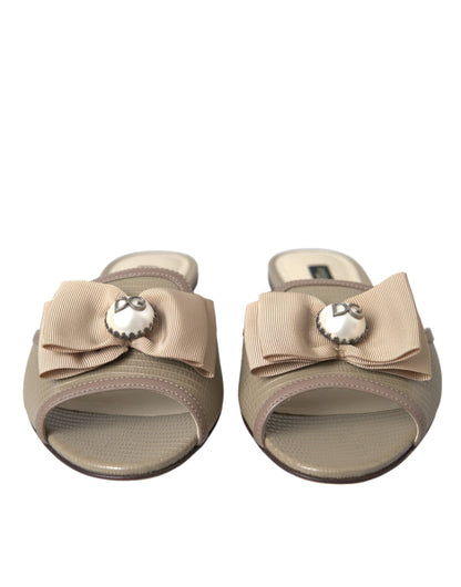 Dolce &amp; Gabbana Sandalias planas con perlas y logo en beige Zapatos tipo chanclas