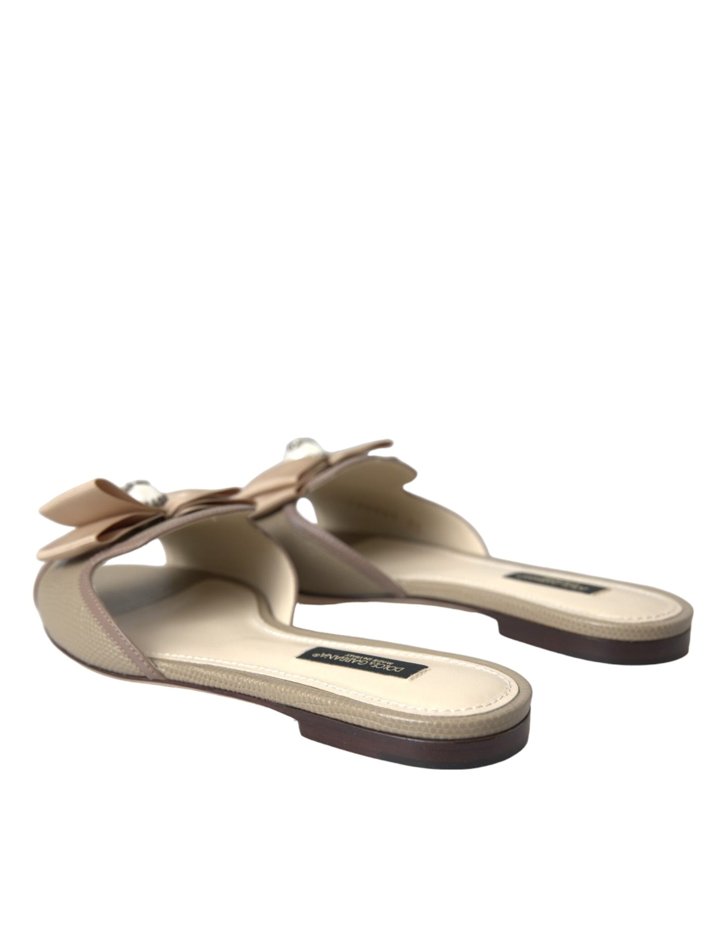 Dolce &amp; Gabbana Sandalias planas con perlas y logo en beige Zapatos tipo chanclas