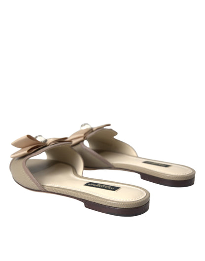 Dolce &amp; Gabbana Sandalias planas con perlas y logo en beige Zapatos tipo chanclas