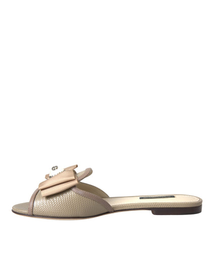 Dolce &amp; Gabbana Sandalias planas con perlas y logo en beige Zapatos tipo chanclas