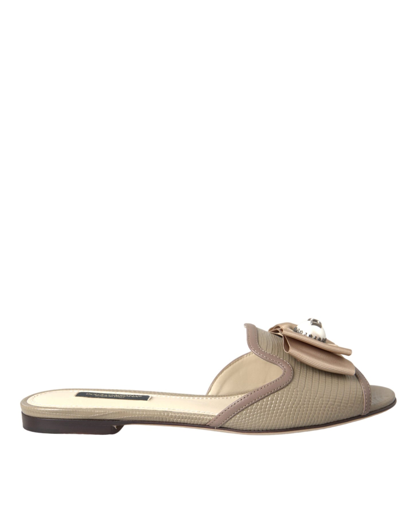Dolce &amp; Gabbana Sandalias planas con perlas y logo en beige Zapatos tipo chanclas