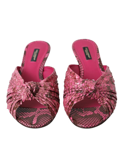 Dolce &amp; Gabbana Zapatos tipo chanclas con tacón tipo gatito de cuero exótico rosa