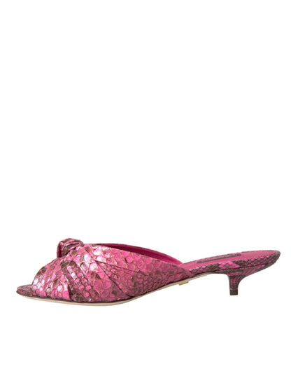 Dolce &amp; Gabbana Zapatos tipo chanclas con tacón tipo gatito de cuero exótico rosa