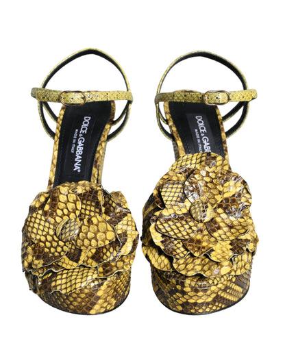 Dolce &amp; Gabbana Sandalias de tacón con tira al tobillo de cuero exótico amarillo Zapatos