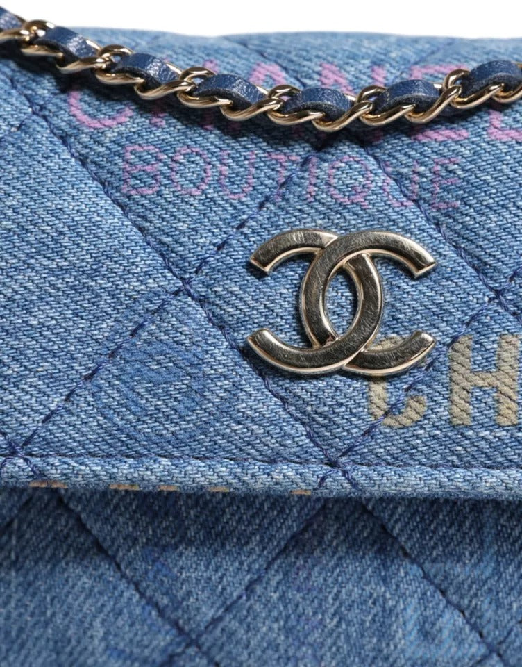 Chanel Denim Mood Flap Micro Logo Printed Fringed Shoulder Bag – par Chanel | Disponible sur Sandy Store ByNet