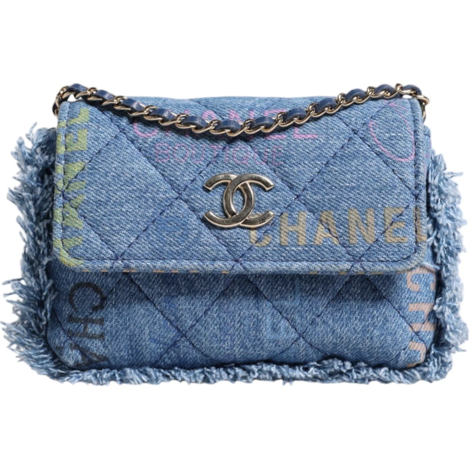 Chanel Denim Mood Flap Micro Logo Printed Fringed Shoulder Bag – par Chanel | Disponible sur Sandy Store ByNet