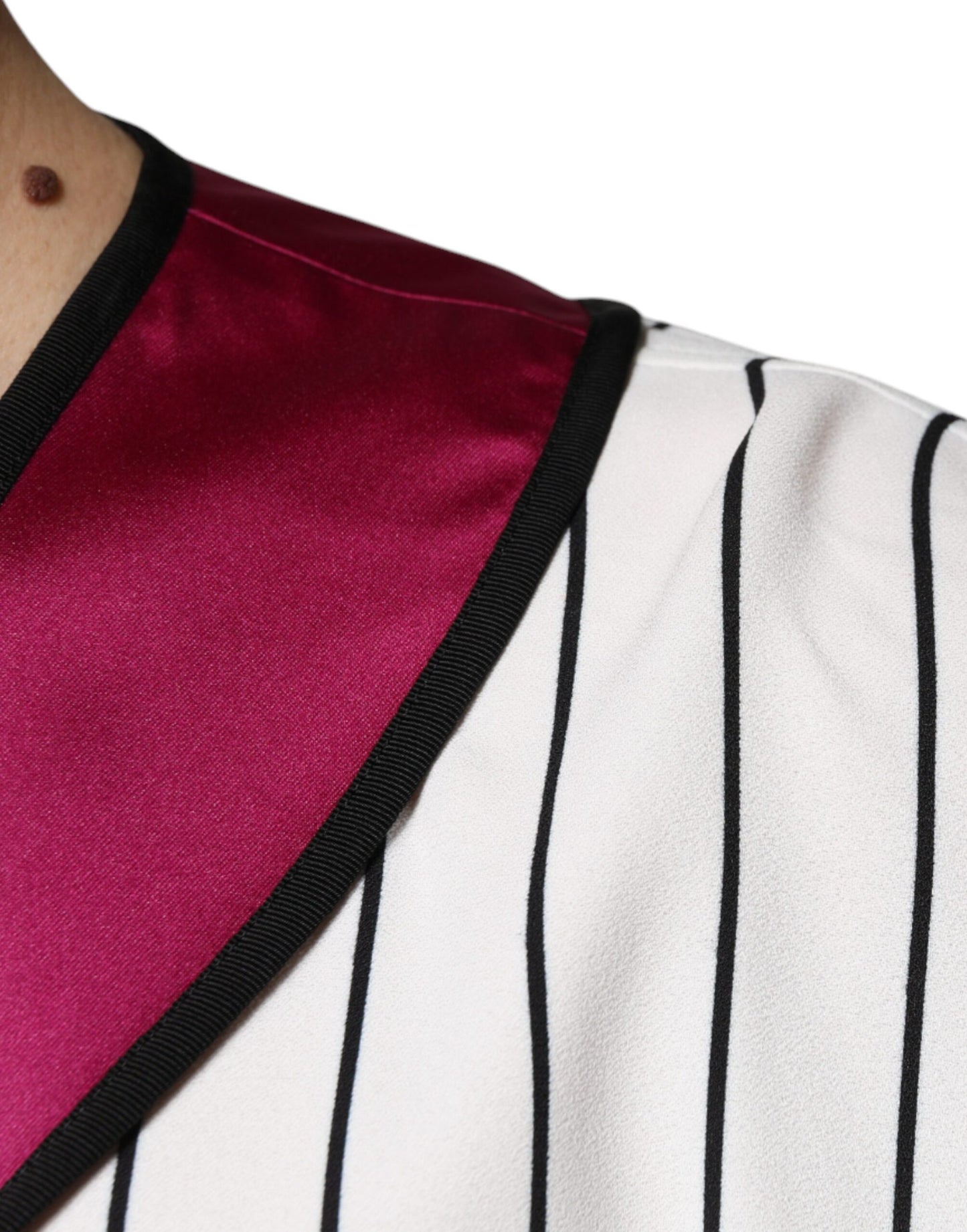 Camiseta de cuello en V con botones y logotipo multicolor de Dolce &amp; Gabbana