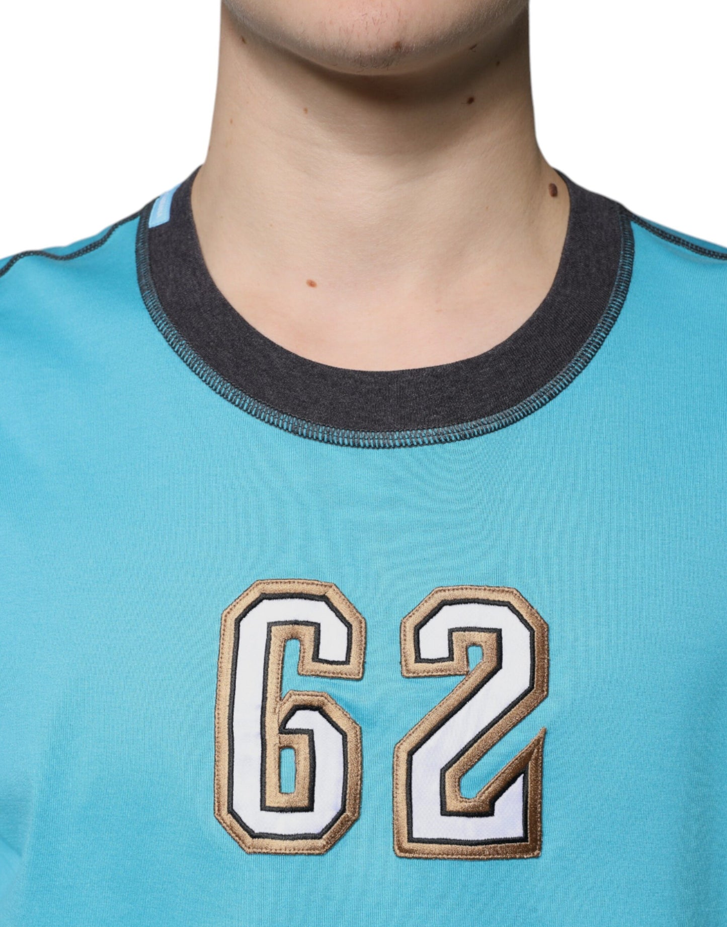 Camiseta de manga corta con cuello redondo y logotipo azul de Dolce &amp; Gabbana