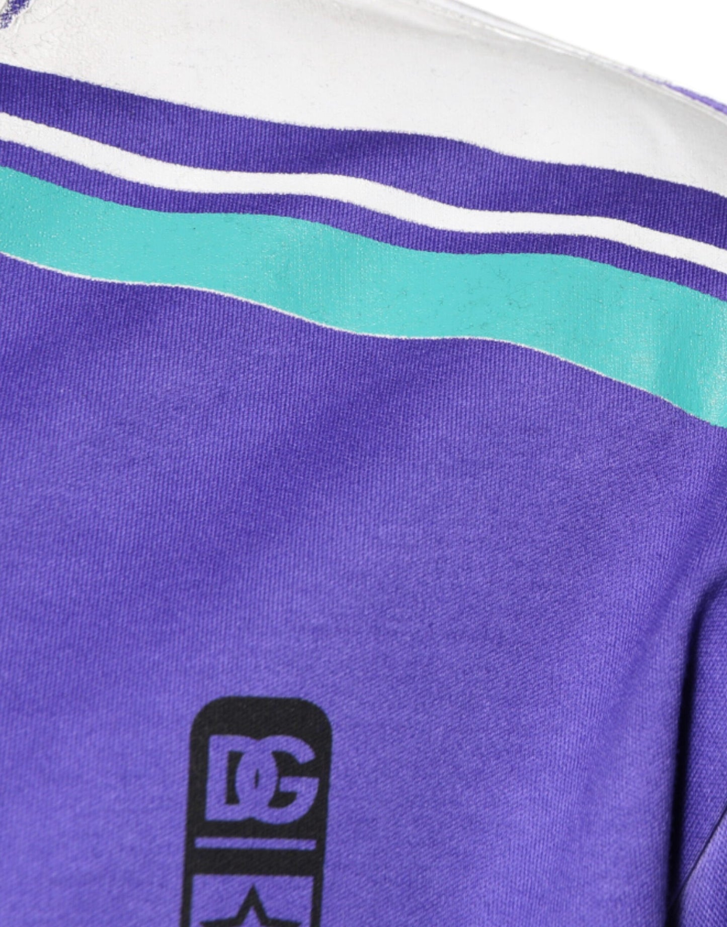 Camiseta de algodón con cuello en V y logo morado de Dolce &amp; Gabbana