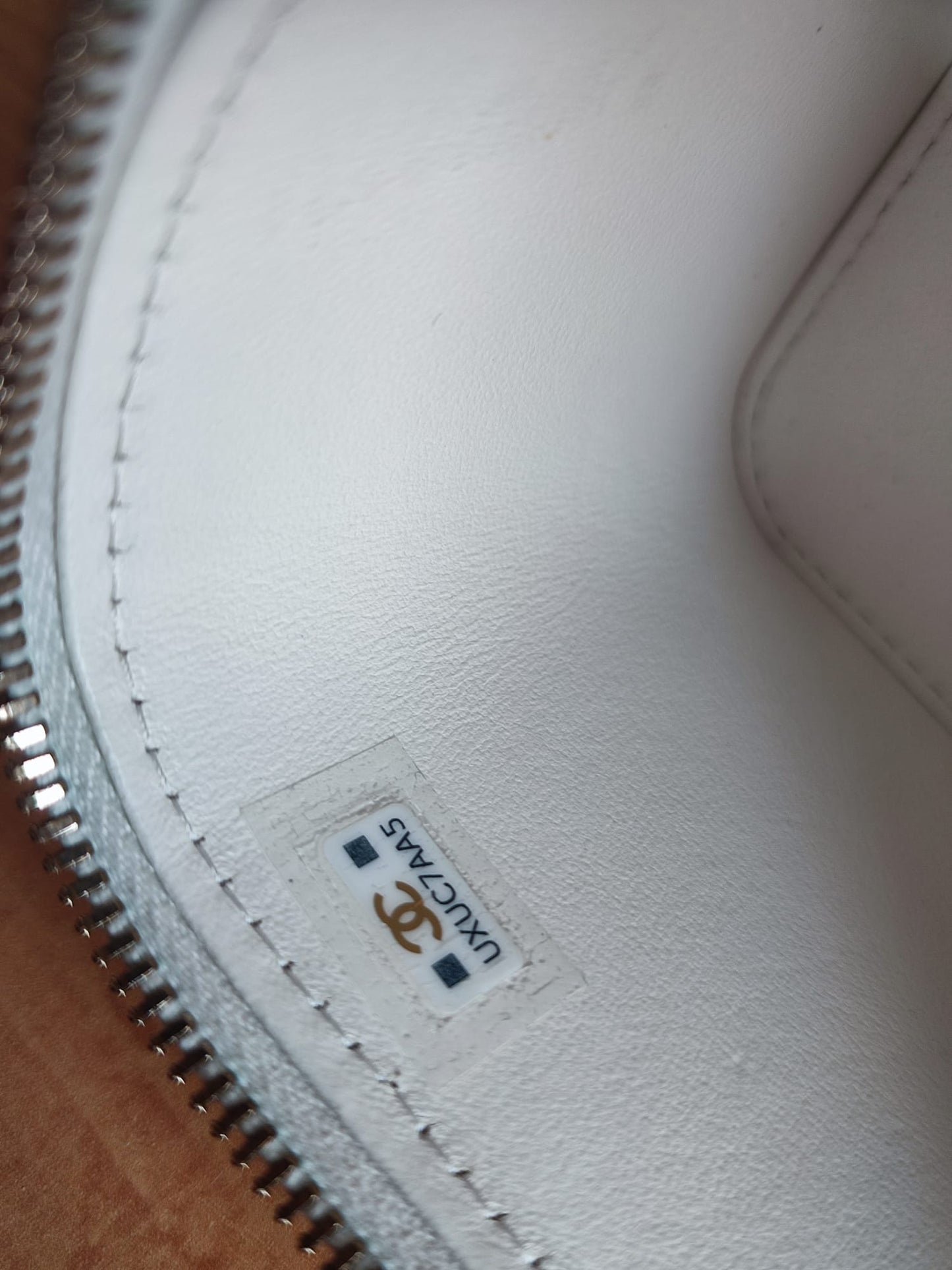 Espejo de tocador de hombro con cadena dorada de piel de cordero Matelasse blanca de Chanel