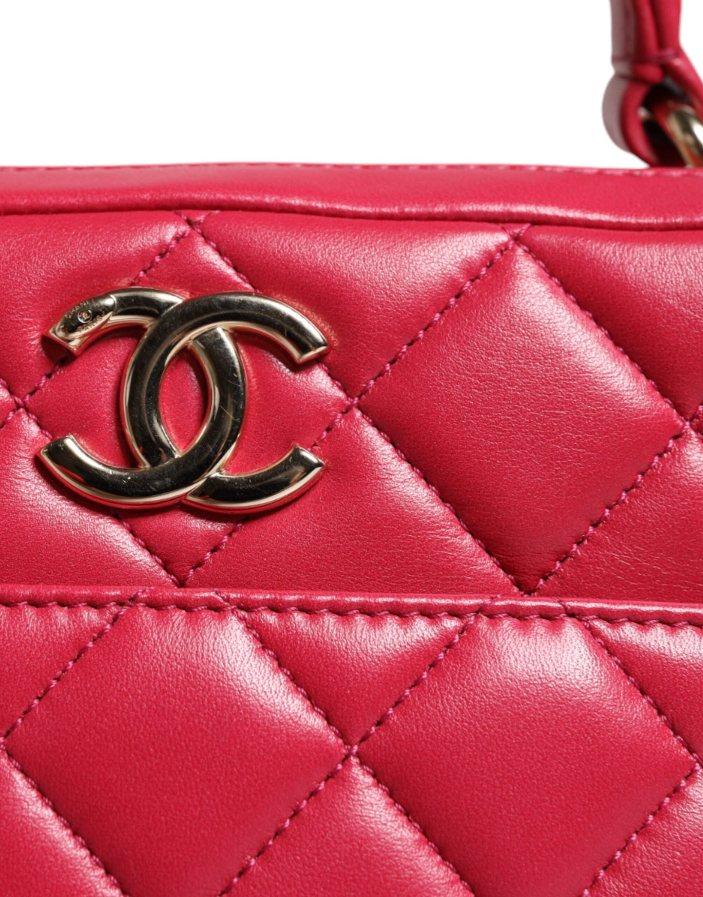 Bolso de piel de cordero con cadena CC y sello rosa de Chanel