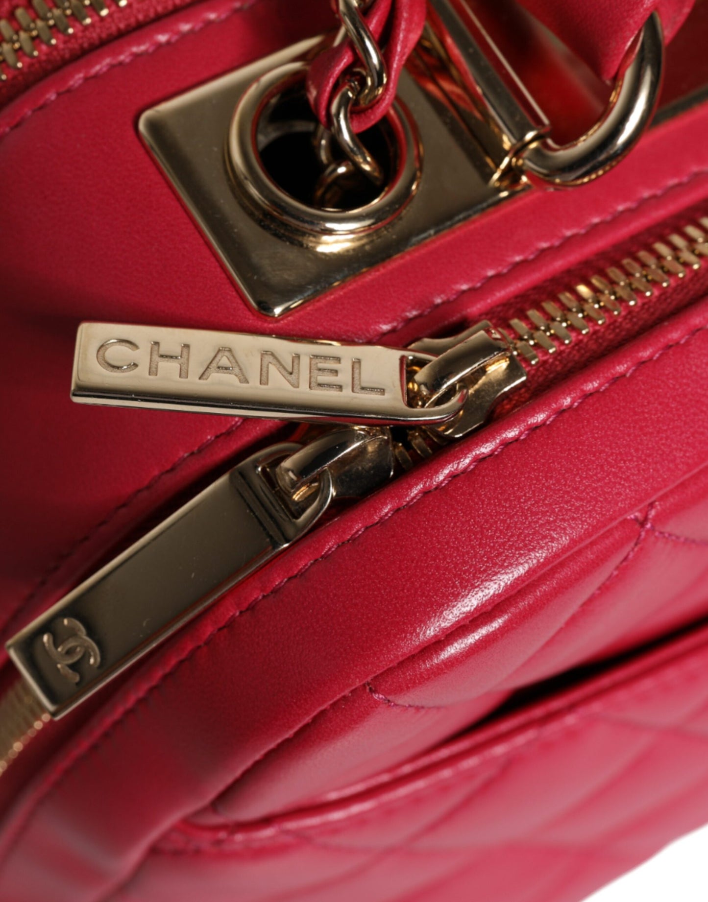 Bolso de piel de cordero con cadena CC y sello rosa de Chanel