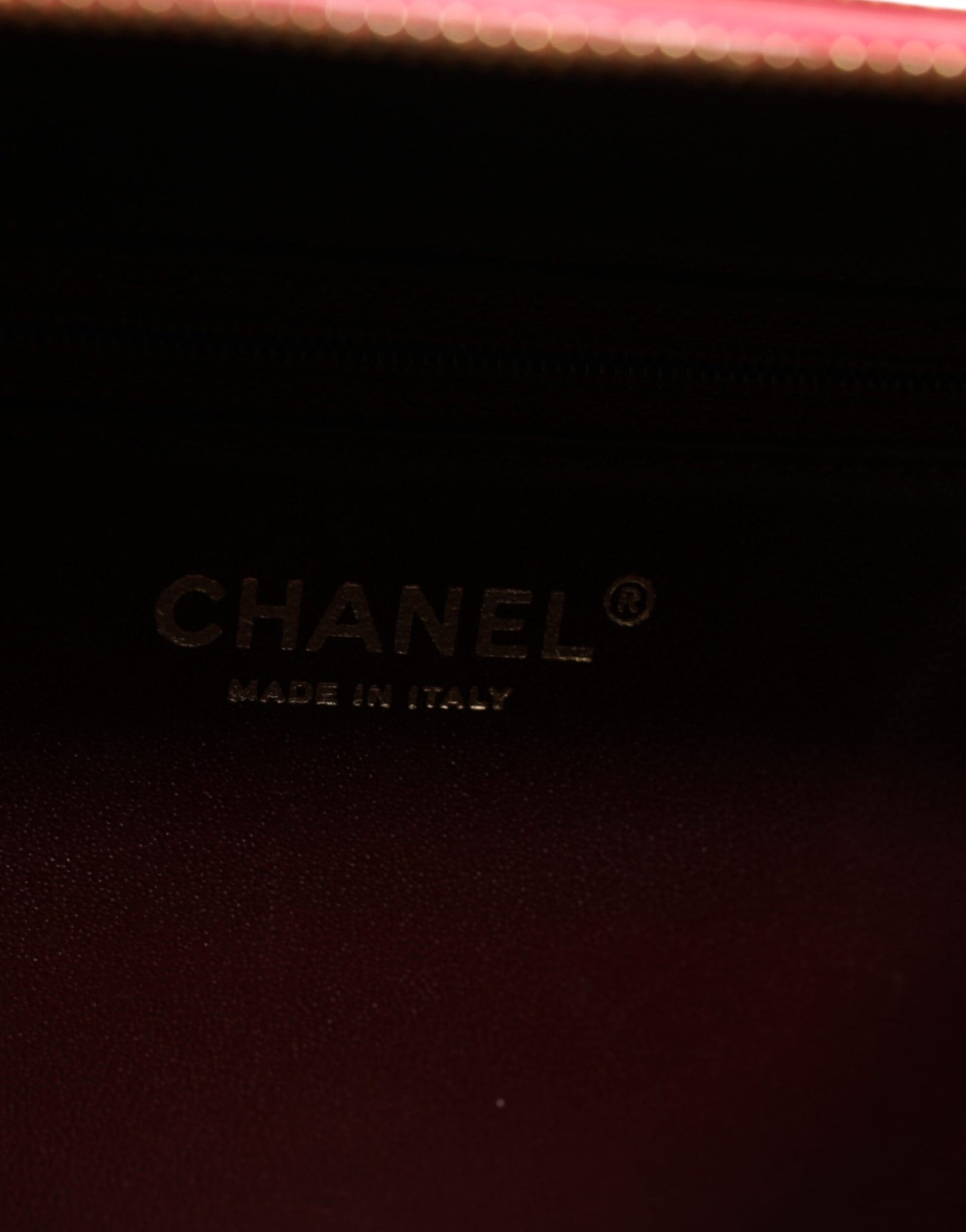 Bolso de piel de cordero con cadena CC y sello rosa de Chanel