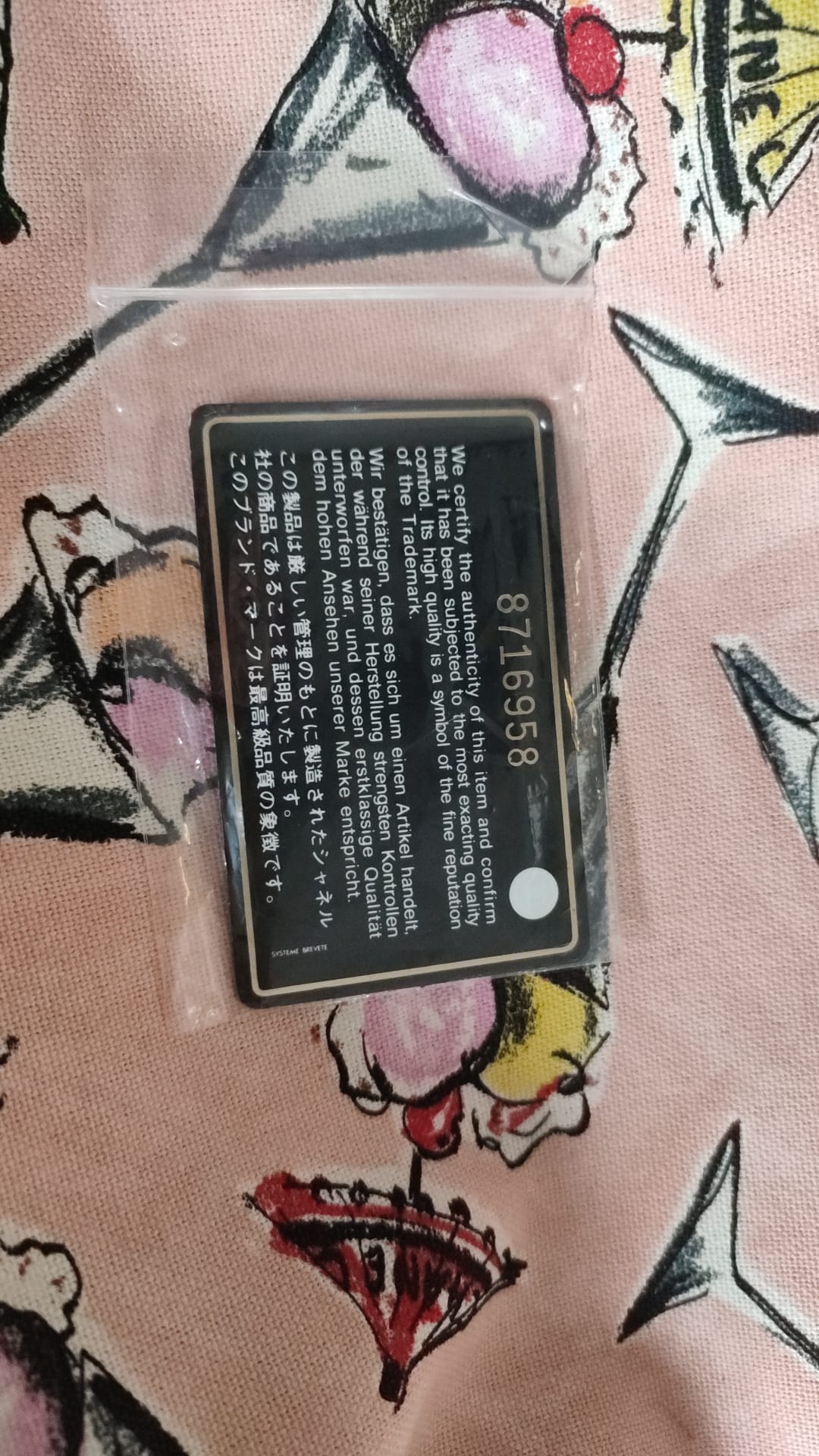 Bolso de mano estampado de lona rosa de la colección Crucero de Chanel