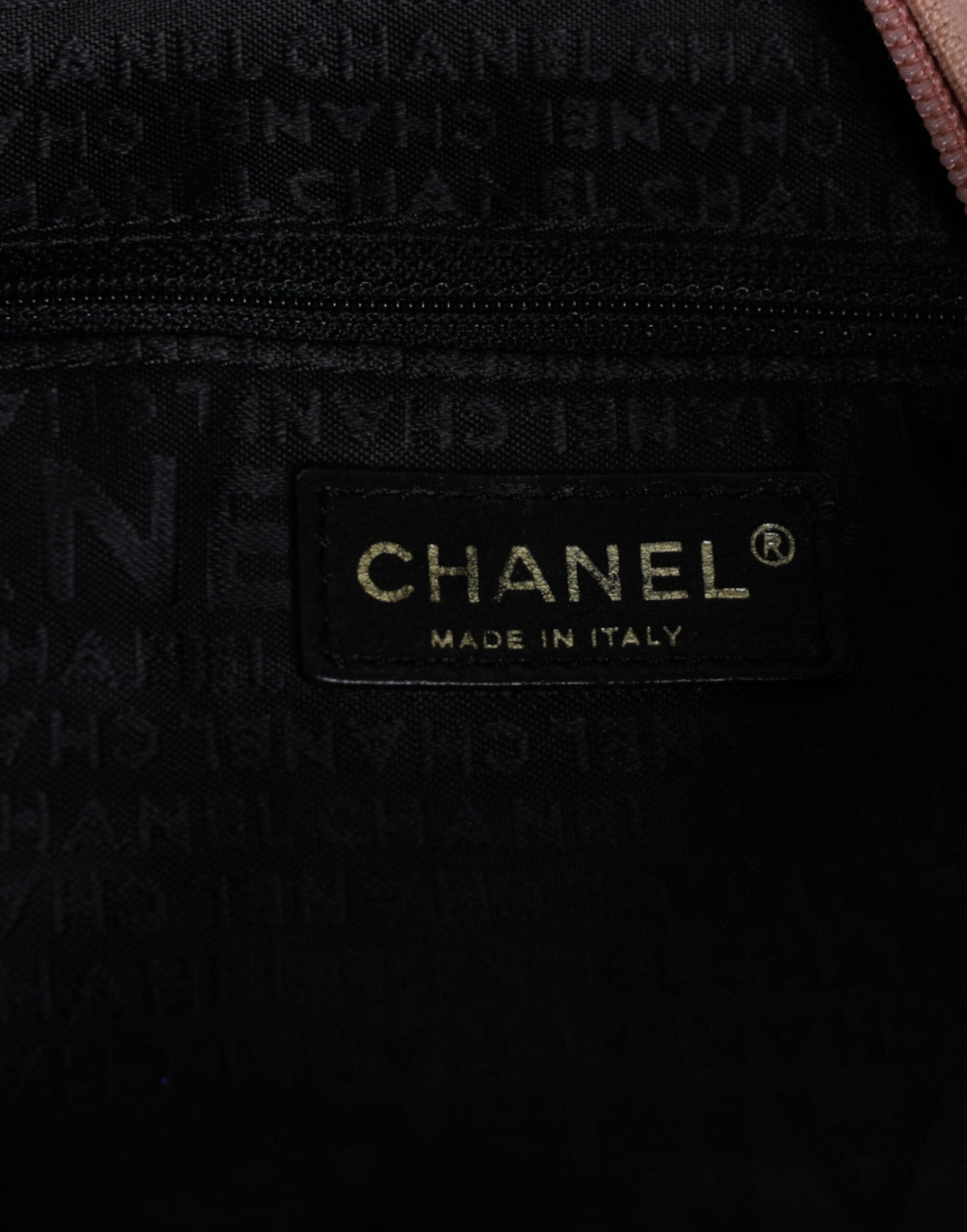Bolso de mano estampado de lona rosa de la colección Crucero de Chanel