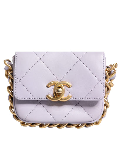 Mini bolso bandolera Chanel de piel de becerro acolchada azul con solapa y cadena
