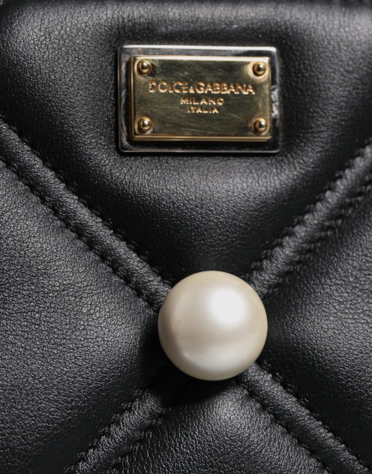 Bolso de hombro Dolce &amp; Gabbana de piel negra con logotipo adornado con perlas