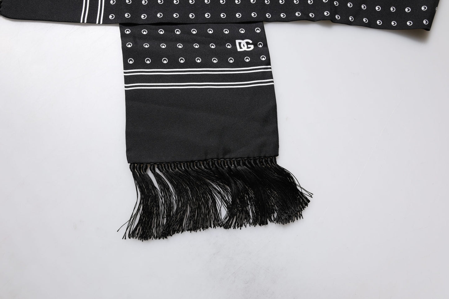 Dolce & Gabbana Black White Polka Dotted Silk Skinny Fringes Scarf – par Dolce & Gabbana | Disponible sur Sandy Store ByNet