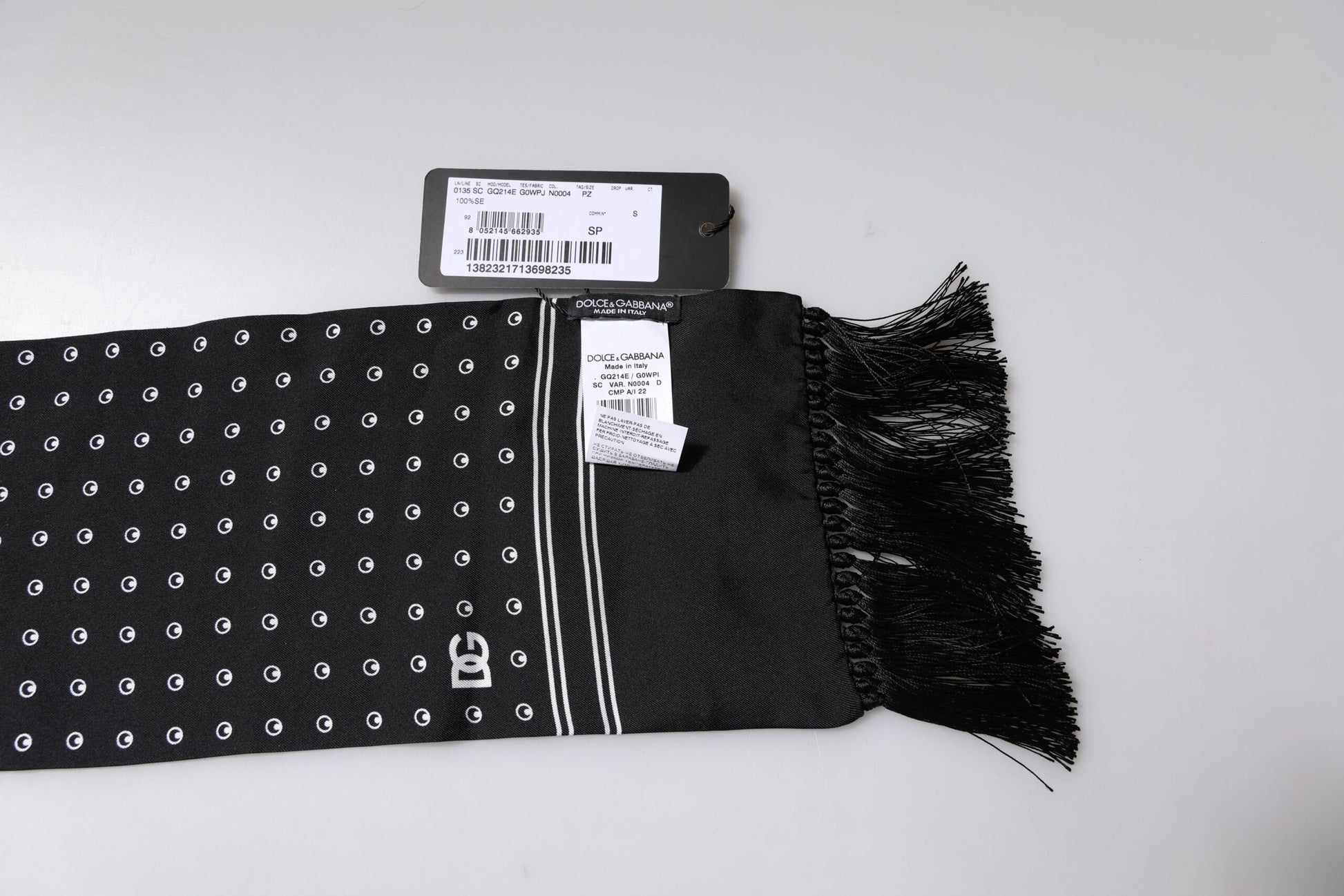 Dolce & Gabbana Black White Polka Dotted Silk Skinny Fringes Scarf – par Dolce & Gabbana | Disponible sur Sandy Store ByNet