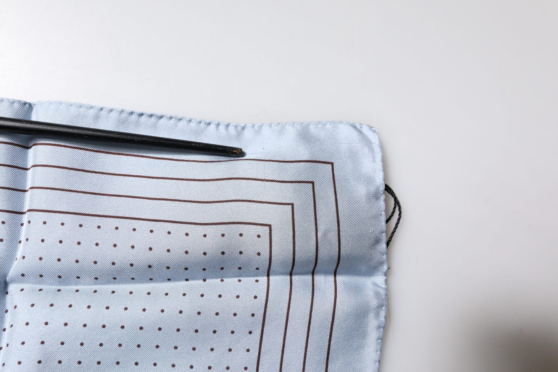 Dolce & Gabbana Sky Blue Polka Dots Square Handkerchief Scarf – par Dolce & Gabbana | Disponible sur Sandy Store ByNet