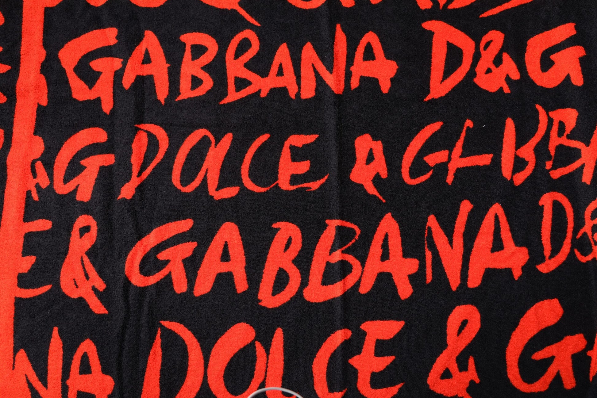 Dolce & Gabbana Black Red Logo Print Cotton Beach Towel – par Dolce & Gabbana | Disponible sur Sandy Store ByNet