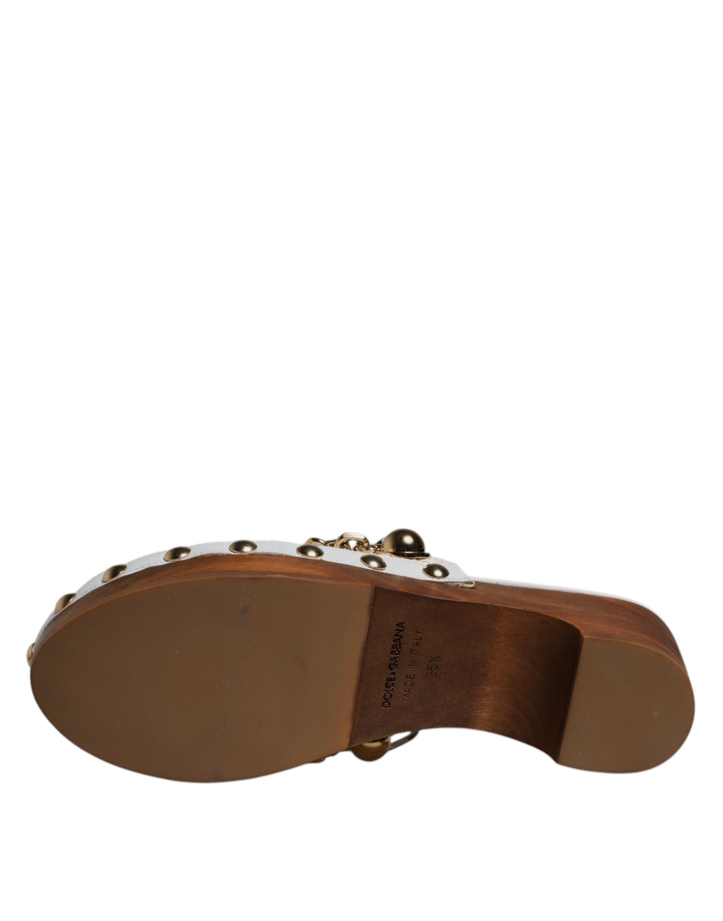 Zuecos de rafia blancos de Dolce &amp; Gabbana, sandalias con cadena y joyas